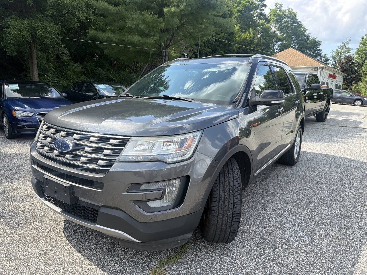 Used 2017 Ford Explorer XLT w/ Equipment Group 202A AWD/4WD image 2