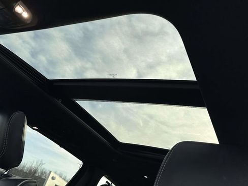 Used 2025 Chrysler Pacifica Limited image 18