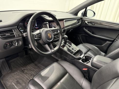 Certified 2022 Porsche Macan image 4