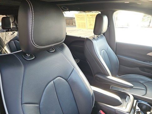 Used 2026 Chrysler Pacifica Limited image 12