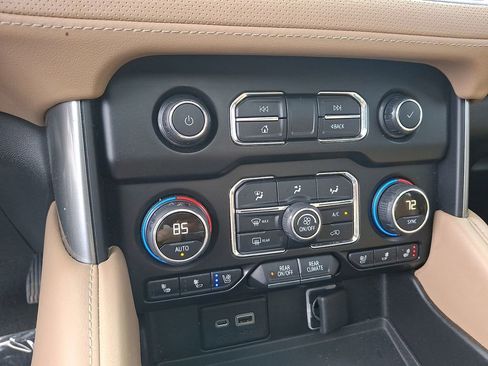 Used 2021 Chevrolet Tahoe Premier w/ Premium Package image 19