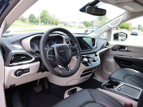 Used 2024 Chrysler Pacifica Touring-L FWD image 10