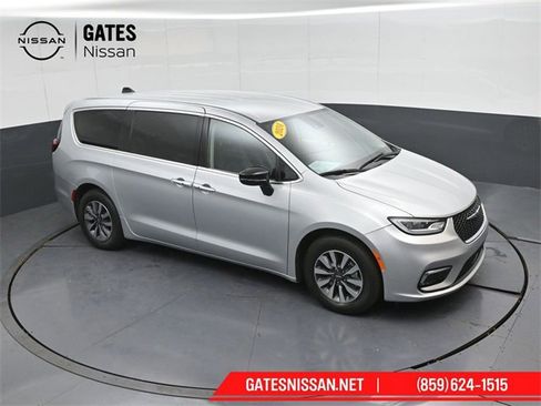 Used 2024 Chrysler Pacifica Select image 40