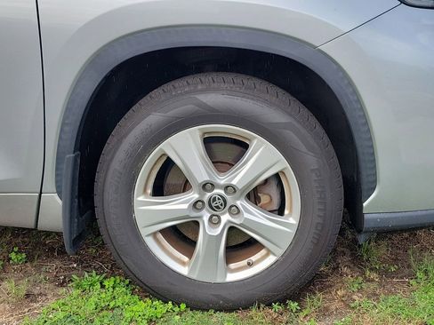 Used 2020 Toyota Highlander LE AWD/4WD image 5