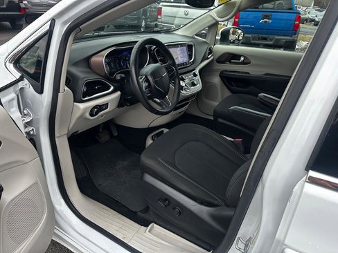 Used 2022 Chrysler Voyager LX image 9