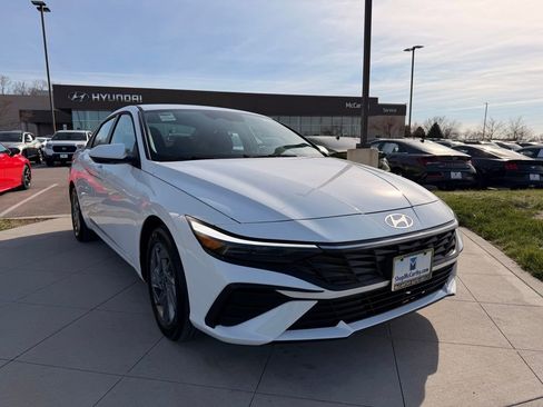 Used 2025 Hyundai Elantra Hybrid image 7