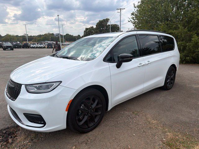 Used 2025 Chrysler Pacifica Limited FWD image 1