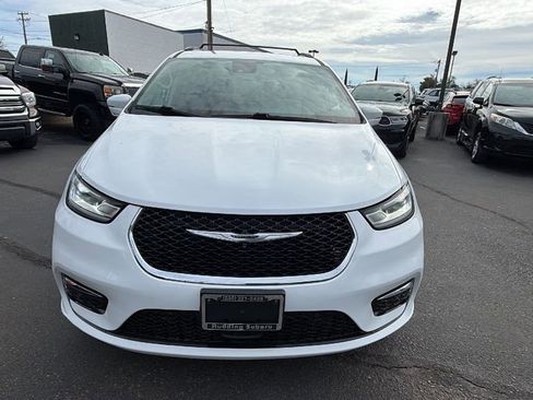Used 2022 Chrysler Pacifica Touring-L w/ Uconnect Theater Family Group FWD image 8