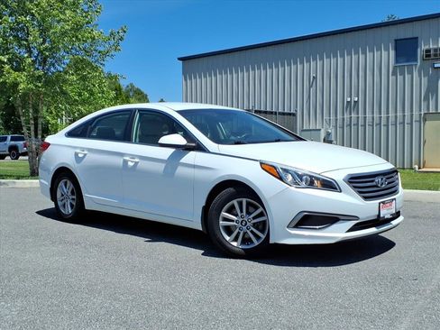 Used 2017 Hyundai Sonata SE FWD image 2