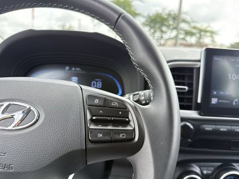 Used 2025 Hyundai Venue SEL FWD image 18