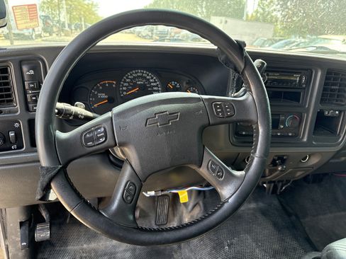 Used 2005 Chevrolet Silverado 3500 LS w/ Heavy-Duty Power Package AWD/4WD image 11
