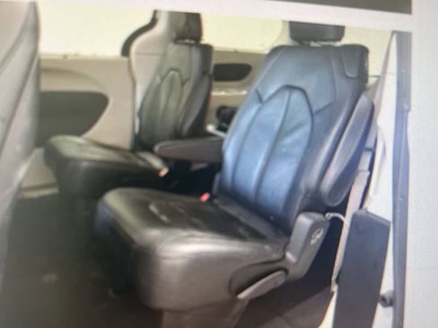 Used 2018 Chrysler Pacifica Touring-L Plus w/ Tire & Wheel Group FWD image 14