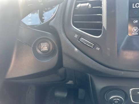Used 2018 Jeep Compass Latitude w/ Popular Equipment Group FWD image 23