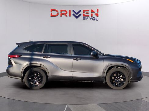 Used 2023 Toyota Highlander L image 6