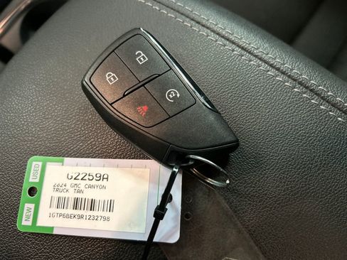 Used 2024 GMC Canyon Elevation w/ Convenience Package image 21