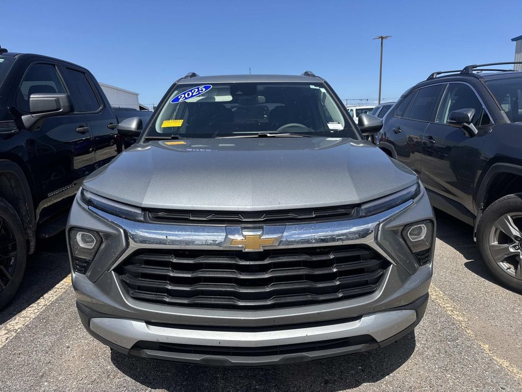 Used 2025 Chevrolet TrailBlazer LT w/ Driver Confidence Package FWD image 3