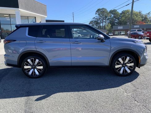 New 2025 Mitsubishi Outlander SE image 2