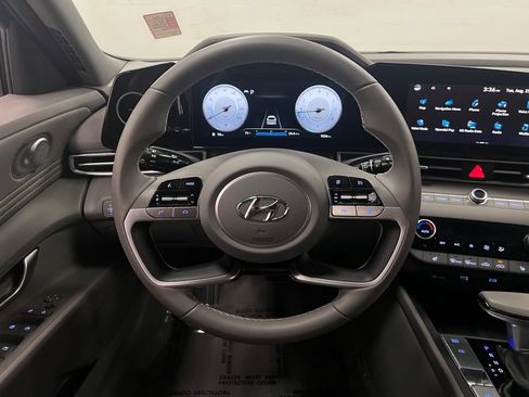 Used 2023 Hyundai Elantra SEL w/ Convenience Package FWD image 16