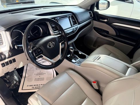 Used 2019 Toyota Highlander XLE image 9