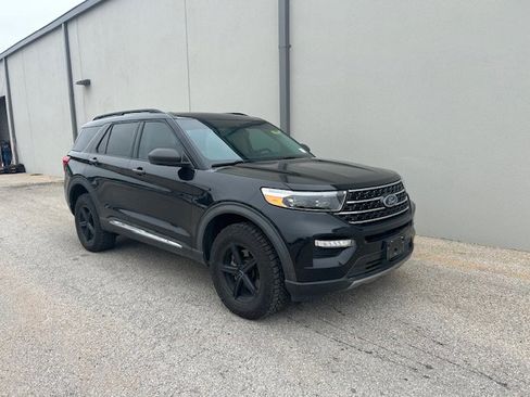 Used 2020 Ford Explorer XLT w/ Equipment Group 202A AWD/4WD image 21