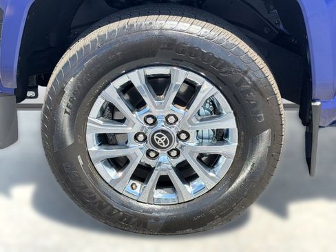 Used 2025 Toyota Tacoma Limited AWD/4WD image 12