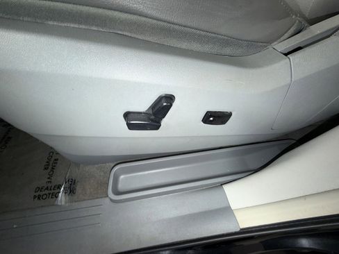 Used 2011 Volkswagen Routan SE image 14