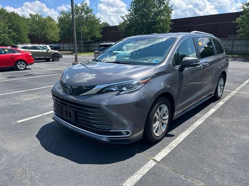Used 2023 Toyota Sienna Platinum AWD/4WD image 9