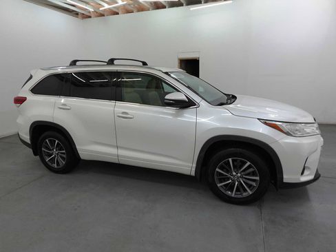 Used 2018 Toyota Highlander XLE AWD/4WD image 4