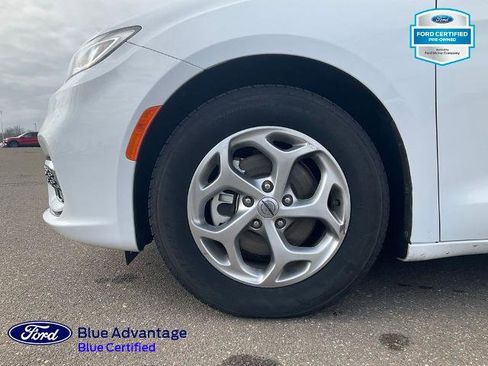 Used 2024 Chrysler Pacifica Limited image 32