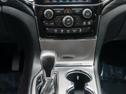 Used 2020 Jeep Grand Cherokee Laredo w/ 18" Wheel & 8.4" Radio Group AWD/4WD image 16