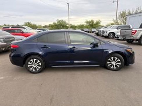 Used 2021 Toyota Corolla LE image 3