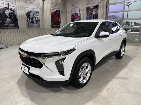 New 2026 Chevrolet Trax LS w/ LS Convenience Package FWD image 4