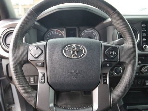 Used 2020 Toyota Tacoma TRD Off-Road w/ Technology Package AWD/4WD image 18