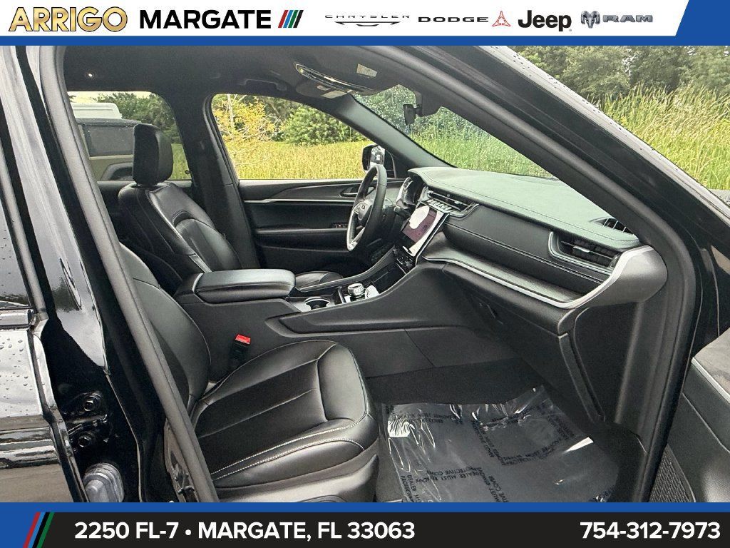 Used 2025 Jeep Grand Cherokee Limited RWD image 17