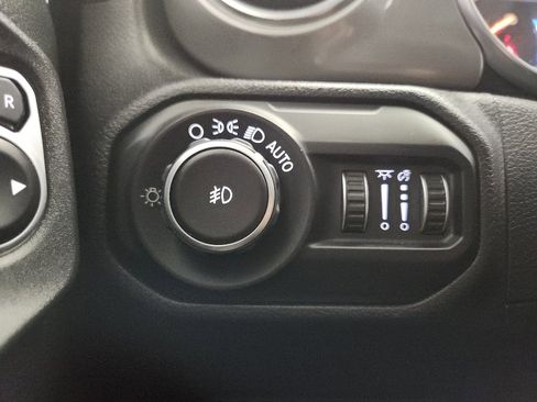 Used 2019 Jeep Wrangler Unlimited Sahara image 10