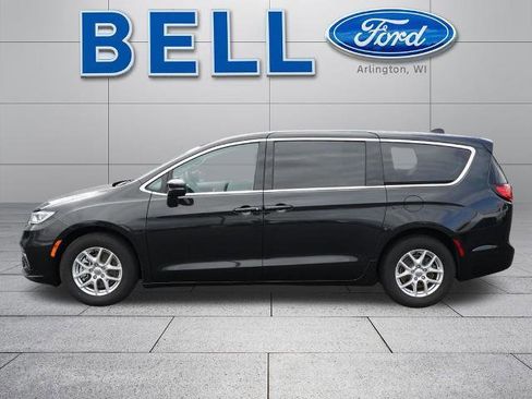 Used 2023 Chrysler Pacifica Touring-L FWD image 7