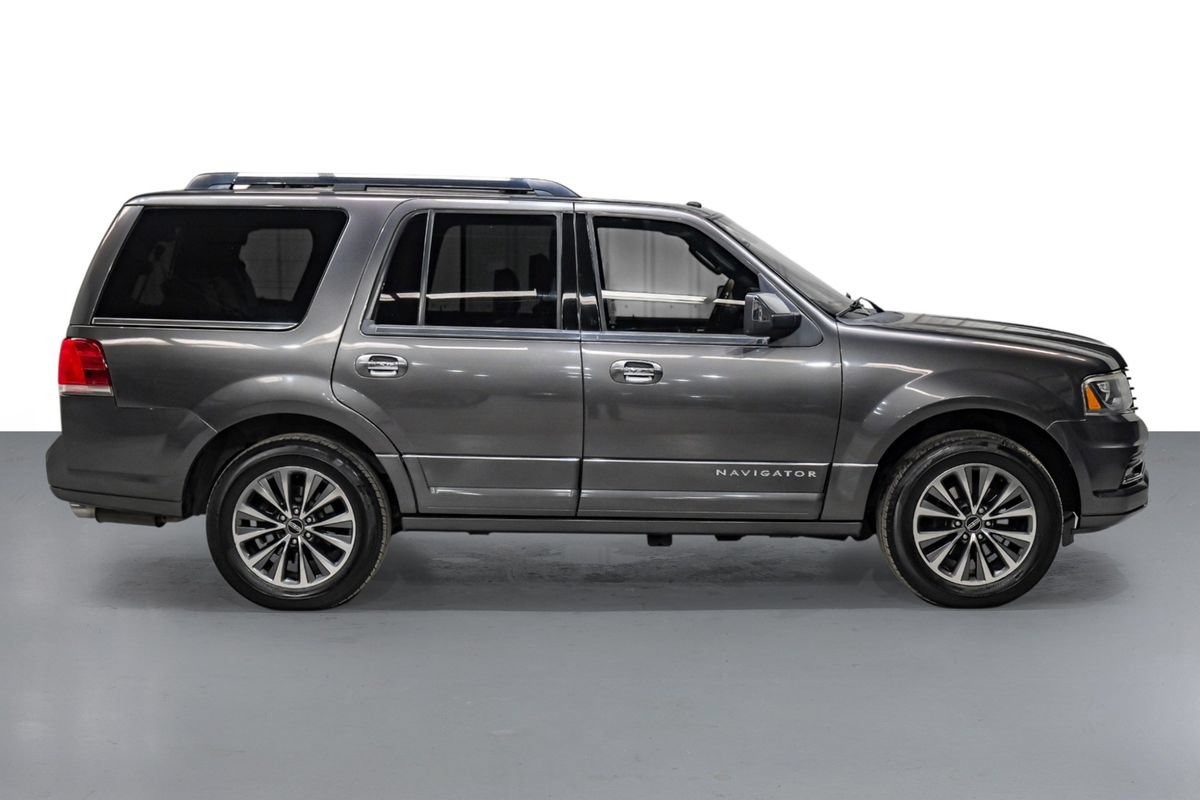Used 2016 Lincoln Navigator Select RWD image 5