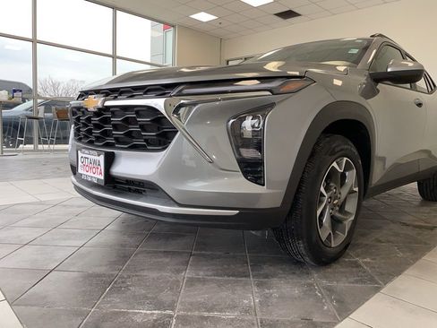 Used 2025 Chevrolet Trax LT w/ LT Convenience Package image 14