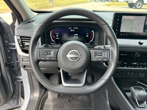 Used 2024 Nissan Rogue SL FWD image 22