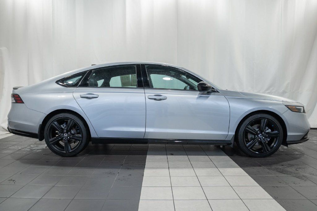Used 2025 Honda Accord Sport image 3