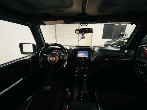 Used 2012 Jeep Wrangler Unlimited Sahara image 11