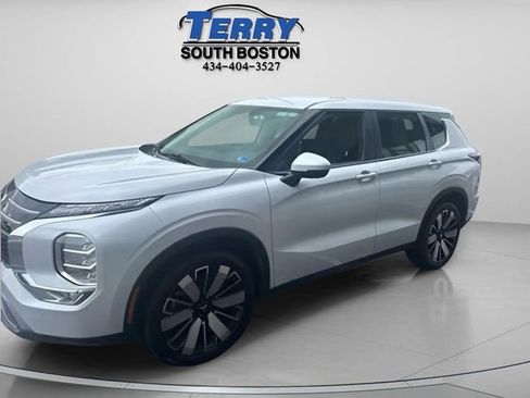 Used 2025 Mitsubishi Outlander SE FWD image 3