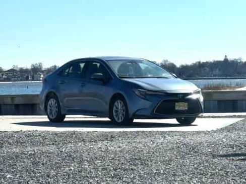 Used 2020 Toyota Corolla XLE image 3