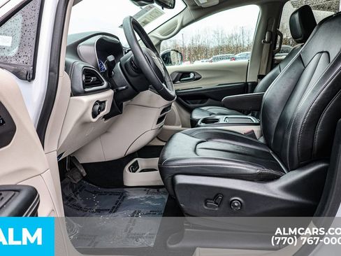 Used 2024 Chrysler Pacifica Select image 18