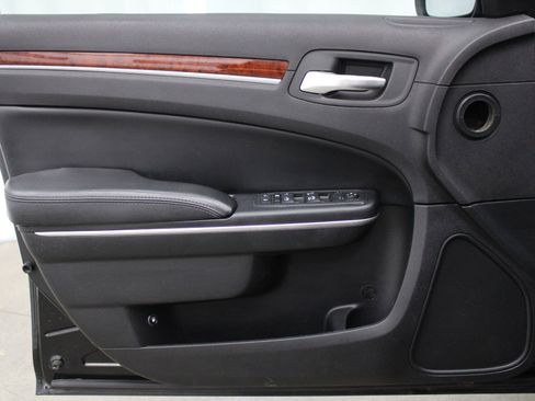 Used 2013 Chrysler 300 image 9
