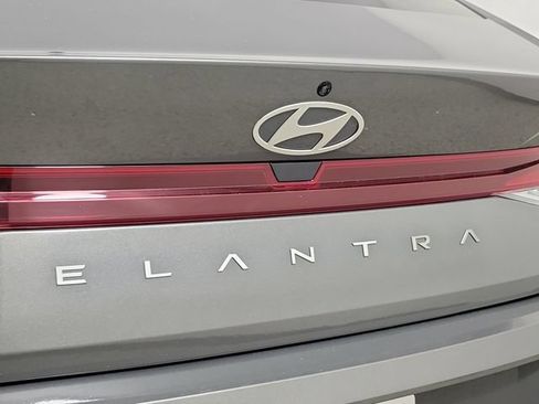 Used 2025 Hyundai Elantra SE FWD image 9