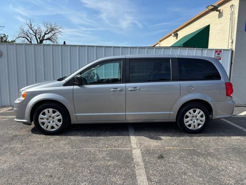 Used 2018 Dodge Grand Caravan SE w/ UConnect Hands-Free Group FWD image 2