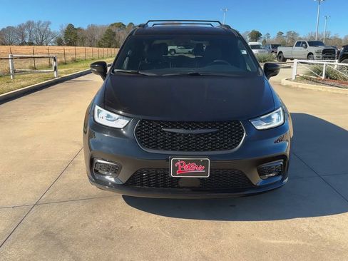 Used 2025 Chrysler Pacifica Limited image 4