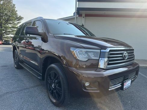Used 2018 Toyota Sequoia SR5 AWD/4WD image 3