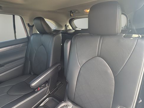 Used 2023 Toyota Highlander Platinum FWD image 13
